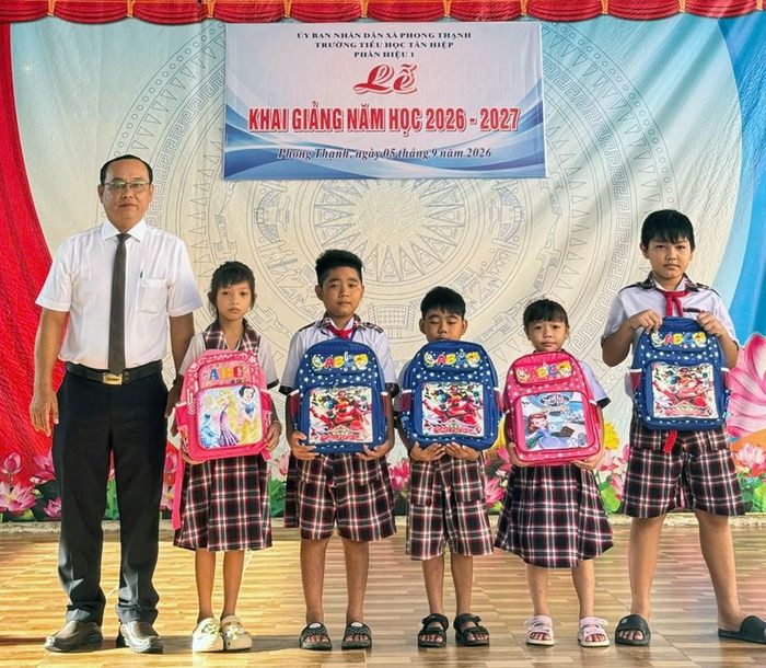 Thầy Châu Chí Cường, Phó Hiệu trưởng Phân hiệu 1 - Trường Tiểu học Tân Hiệp trao tặng những phần quà ý nghĩa của Báo Văn Hóa đến các em học sinh có hoàn cảnh khó khăn
