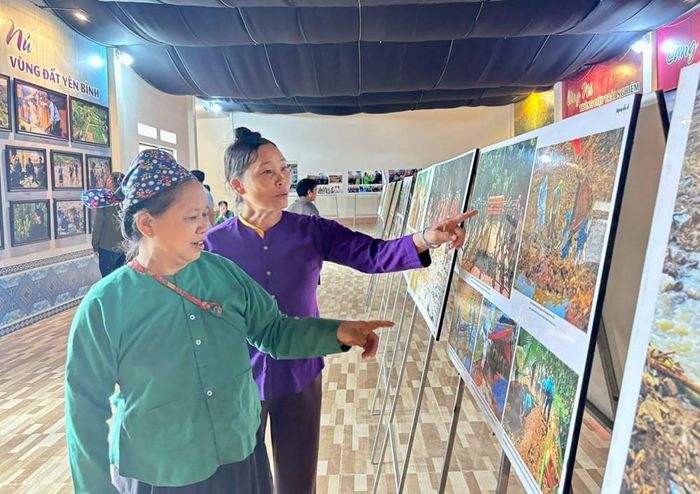 Người dân tham quan hình ảnh về Làng Nủ sau trận lũ quét năm 2024