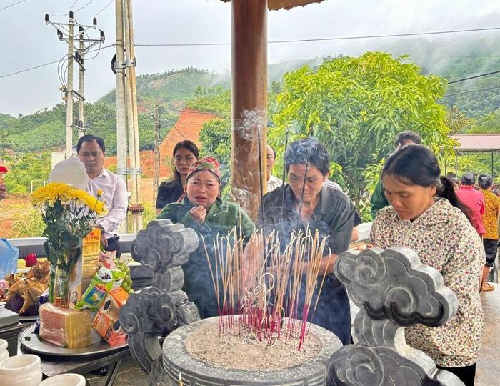 Người dân dâng hương tưởng nhớ những nạn nhân đã mất trong trận lũ quét tại Làng Nủ