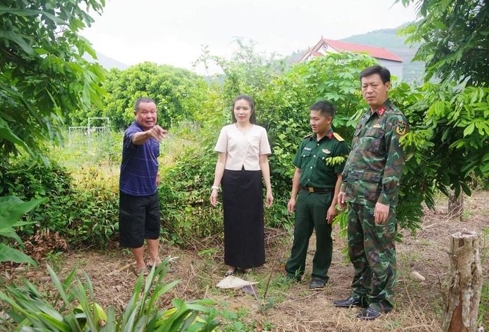 Tổ công tác cùng lãnh đạo địa phương khảo sát thực địa, xác minh thông tin mộ liệt sĩ tại xã Chiềng Khoong. Ảnh: Bộ Chỉ huy Quân sự tỉnh Sơn La