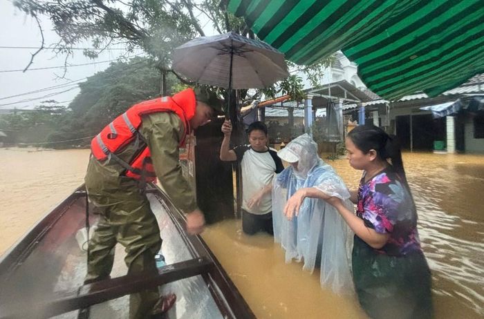TP.Huế thực hiện sơ tán người dân vùng ngập lụt trong mùa mưa lũ năm 2025. Ảnh: T.H