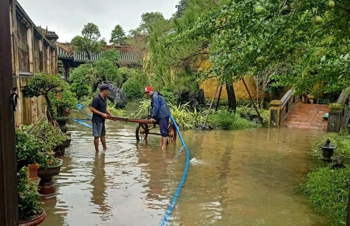 Dọn dẹp vệ sinh tại khu di sản Huế sau mưa lũ năm 2025. Ảnh: DT