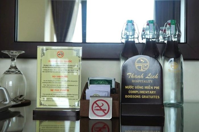 Khách sạn Thanh Lịch Royal Boutique Huế là một trong những đơn vị tiên phong trong xây dựng môi trường không khói thuốc. Trong ảnh là biển thông báo "Không hút thuốc" tại phòng nghỉ của khách sạn. Ảnh: S.Thùy