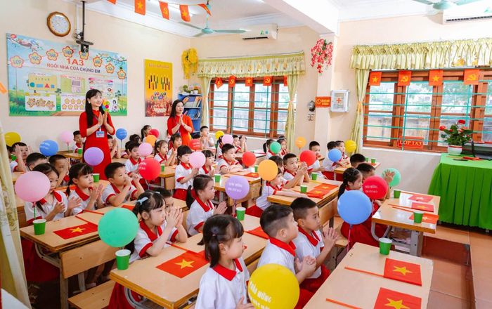 Năm học 2026 - 2027, toàn thành phố Quảng Ninh có 346 cơ sở giáo dục mầm non, phổ thông và giáo dục thường xuyên, gồm 290 cơ sở công lập và 56 cơ sở tư thục; cùng khoảng 385 nhóm, lớp mầm non độc lập tư thục. Tổng số trẻ em mầm non, học sinh phổ thông và học viên giáo dục thường xuyên khoảng 372.000 người