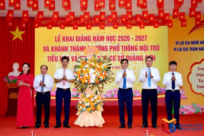 Chủ tịch UBND thành phố Quảng Ninh Bùi Văn Khắng (thứ 3 từ phải sang) dự lễ khai giảng với thầy, trò Trường Phổ thông Nội trú TH&THCS Quảng Sơn