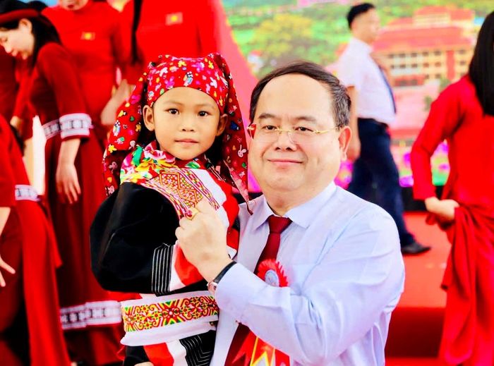 Bí thư Thành ủy thành phố Quảng Ninh Quản Minh Cường với một học sinh dân tộc thiểu số tại Trường Phổ thông nội trú TH&THCS Bình Liêu