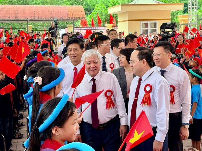 Ủy viên Bộ Chính trị, Phó Chủ tịch Thường trực Quốc hội Đỗ Văn Chiến và Ủy viên BCH Trung ương Đảng, Bí thư Thành ủy, Trưởng Đoàn ĐBQH thành phố Quảng Ninh Quản Minh Cường, cùng các đại biểu đến dự lễ khai giảng năm học mới và Lễ khánh thành Trường Phổ thông nội trú TH&THCS Bình Liêu