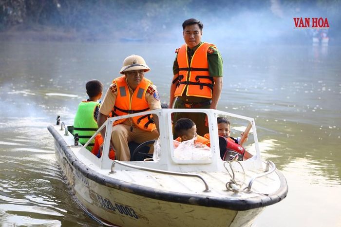 Công an dùng cano chở học sinh qua sông đến trường