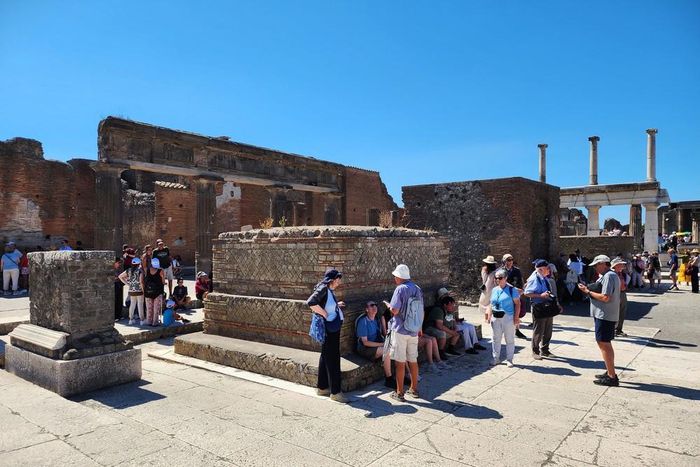Du khách tìm cách tránh nóng ở khu di tích Pompei. Ảnh: Việt Hải - PV TTXVN tại Italy