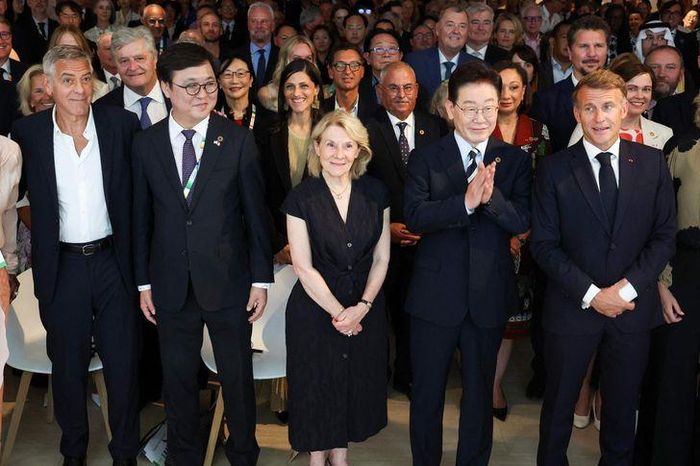 Tổng thống Pháp Emmanuel Macron và Tổng thống Hàn Quốc Lee Jae Myung cùng các khách mời tại Hội nghị thượng đỉnh Lumière. Ảnh: Yonhap