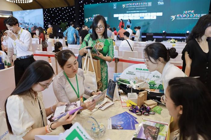 Các doanh nghiệp du lịch tham gia gặp gỡ, trao đổi thông tin, kết nối hợp tác tại MICE EXPO 2025. Ảnh: Ngọc Bích – TTXVN