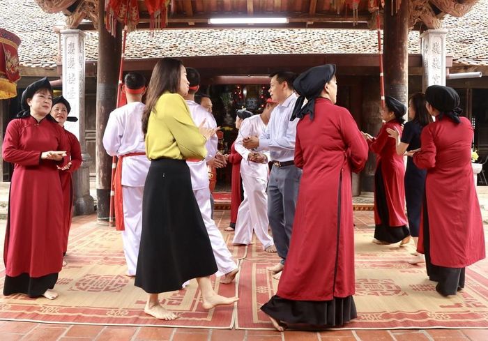 Du khách trực tiếp tham gia biểu diễn cùng các nghệ nhân, trải nghiệm Hát Xoan như một sản phẩm du lịch văn hóa đặc trưng của đất Tổ. Ảnh: Phương Thảo/TTXVN phát