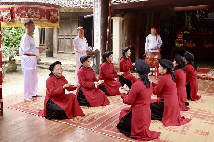 Nghệ nhân phường Xoan Hùng Lô thực hiện hát cửa đình theo lề lối cổ truyền, tái hiện không gian diễn xướng gắn với tín ngưỡng thờ cúng Hùng Vương và đời sống cộng đồng. Ảnh: Phương Thảo/TTXVN phát