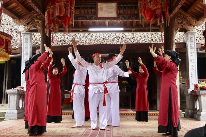 Tiết mục với các động tác mang tính nghi lễ của “kép” Xoan, thể hiện cấu trúc chặt chẽ trong trình diễn, kết hợp giữa hát, múa và nhịp phách. Ảnh: Phương Thảo/TTXVN phát