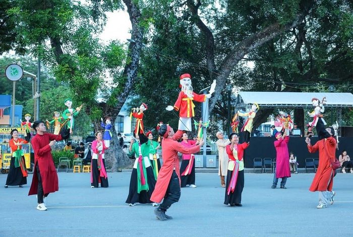 Hoạt động biểu diễn trong Festival Thu Hà Nội 2025. Ảnh: Hoàng Hiếu - TTXVN. Ảnh: Hoàng Hiếu - TTXVN