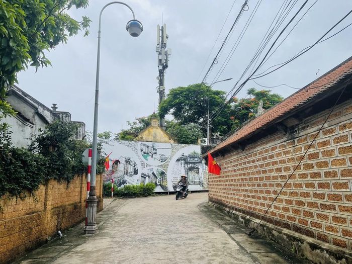 Không gian ngõ xóm tại Làng cổ Đường Lâm (thị xã Sơn Tây, Hà Nội) được bảo tồn, chỉnh trang, góp phần hình thành mạng lưới không gian di sản gắn với phát triển cộng đồng và du lịch văn hóa. Ảnh: Tuyết Mai - TTXVN
