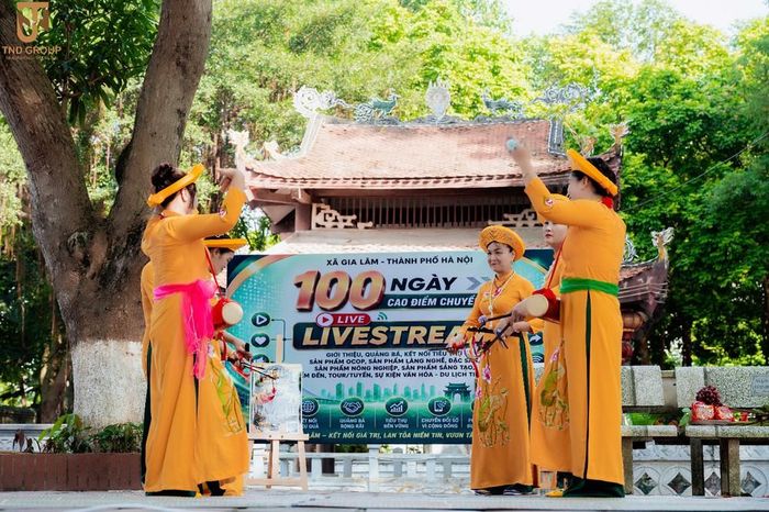 Biểu diễn nghệ thuật trong phiên livestream “Ghé thăm đền Nguyên phi Ỷ Lan - Nghe di sản kể chuyện”. Ảnh: XGL