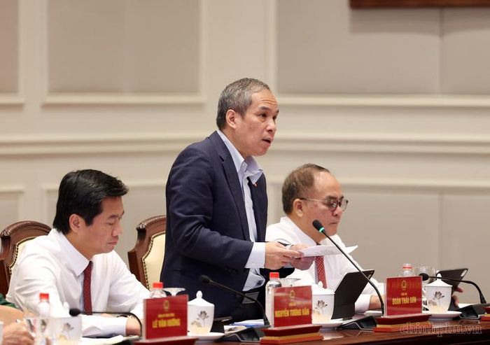 Phó Thống đốc Ngân hàng Nhà nước Đoàn Thái Sơn giới thiệu về Luật sửa đổi, bổ sung một số điều của Luật Ngân hàng Nhà nước Việt Nam, Luật Phòng, chống rửa tiền và Luật Các tổ chức tín dụng - Ảnh: chinhphu.vn/Đức Tuân