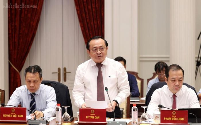 Thứ trưởng Bộ Tài chính Lê Tấn Cận giới thiệu nội dung chính của Luật sửa đổi, bổ sung một số điều của Luật Đầu tư - Ảnh: chinhphu.vn/Đức Tuân