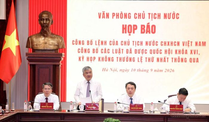 Phó Chủ nhiệm Văn phòng Chủ tịch nước Cấn Đình Tài chủ trì họp báo - Ảnh: chinhphu.vn/Đức Tuân