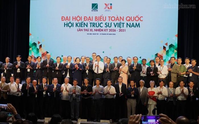 Phó Thủ tướng Phạm Thị Thanh Trà, nguyên Phó Thủ tướng Trịnh Đình Dũng, Bộ trưởng Bộ Xây dựng Trần Hồng Minh và Ban Chấp hành Hội Kiến trúc sư Việt Nam lần thứ XI, nhiệm kỳ 2026-2031 chụp ảnh lưu niệm - Ảnh: chinhphu.vn/Thu Giang