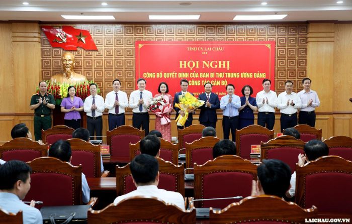 Ban Thường vụ Tỉnh ủy Lai Châu chúc mừng đồng chí Hà Trọng Hải và đồng chí Đào Thị Lan Anh.