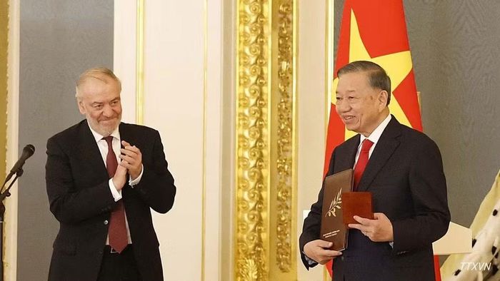 Nghệ sĩ Nhân dân Liên bang Nga Valery Gergiev, Chủ tịch Hội đồng Giám khảo Giải thưởng Hòa bình Lev Tolstoy trao Giải thưởng Hòa bình Lev Tolstoy năm 2026 cho Tổng Bí thư, Chủ tịch nước Tô Lâm. (Ảnh: Thống Nhất/TTXVN)