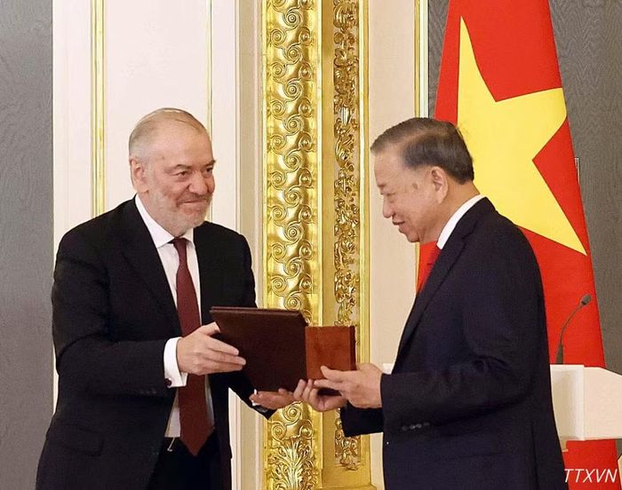 Nghệ sĩ Nhân dân Liên bang Nga Valery Gergiev, Chủ tịch Hội đồng Giám khảo Giải thưởng Hòa bình Lev Tolstoy trao Giải thưởng Hòa bình Lev Tolstoy năm 2026 cho Tổng Bí thư, Chủ tịch nước Tô Lâm.