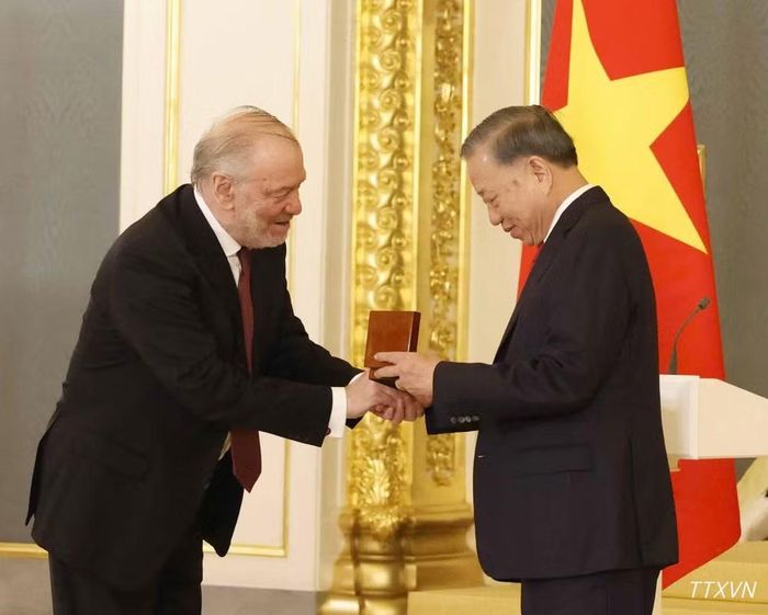 Nghệ sĩ Nhân dân Liên bang Nga Valery Gergiev, Chủ tịch Hội đồng Giám khảo Giải thưởng Hòa bình Lev Tolstoy trao Giải thưởng Hòa bình Lev Tolstoy năm 2026 cho Tổng Bí thư, Chủ tịch nước Tô Lâm.