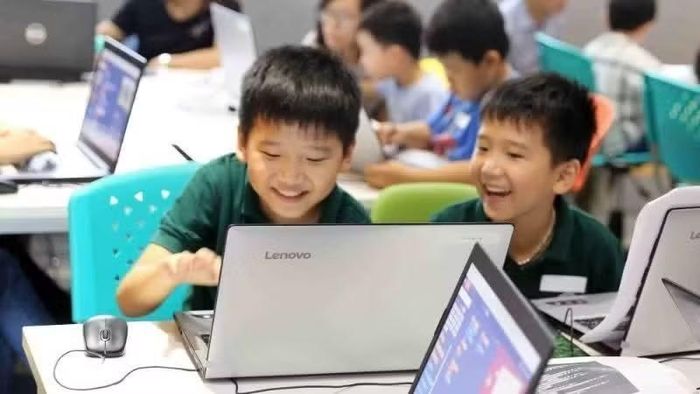 Bảo vệ trẻ em trước thế giới ảo. (Ảnh minh họa: TTXVN)