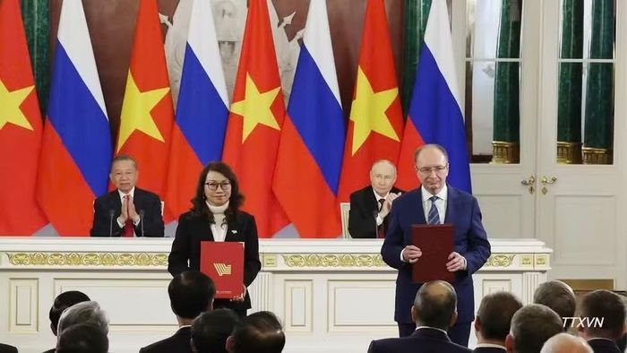 Tổng Bí thư, Chủ tịch nước Tô Lâm và Tổng thống Nga Vladimir Putin chứng kiến Lễ trao văn kiện hợp tác giữa hai nước. (Ảnh: TTXVN)