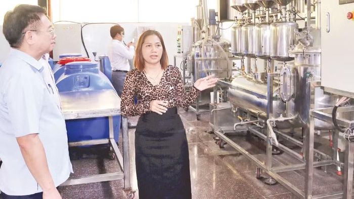 Dây chuyền sản xuất rượu chuối mốc bản địa của Hợp tác xã Sơn Bua. (Ảnh: HIỂN CỪ)
