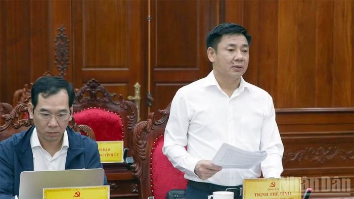 Đồng chí Trịnh Thế Bình, Ủy viên Ủy ban Kiểm tra Trung ương, Phó Trưởng đoàn kiểm tra, giám sát thông qua các dự thảo báo cáo. (Ảnh: N.L)