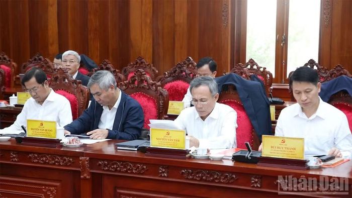 Các đồng chí trong Ban thường vụ Tỉnh ủy Lâm Đồng dự hội nghị. (Ảnh: N.L)