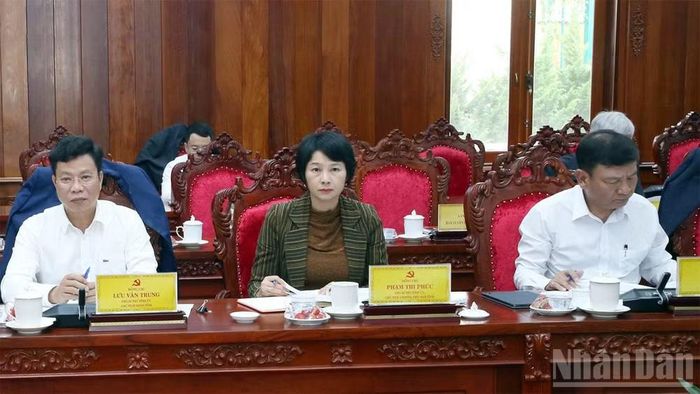 Các đồng chí Thường trực Tỉnh ủy Lâm Đồng dự hội nghị. (Ảnh: N.L)