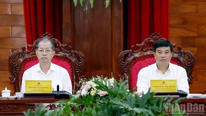 Đồng chí Nguyễn Văn Quảng và Bí thư Tỉnh ủy Lâm Đồng Y Thanh Hà Niê Kđăm chủ trì hội nghị. (Ảnh: N.L)