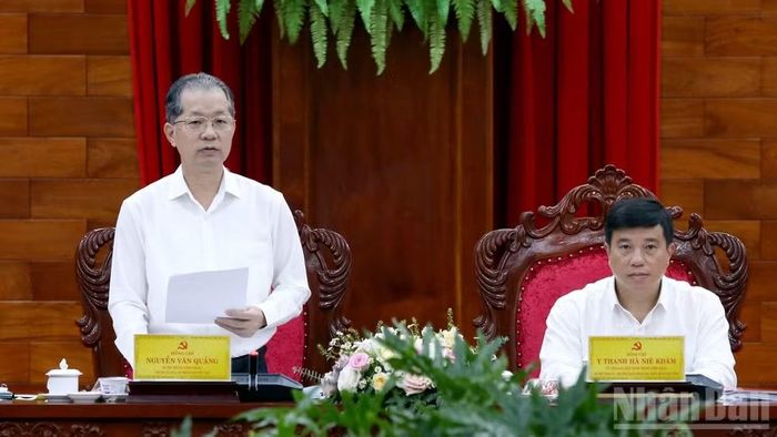 Đồng chí Nguyễn Văn Quảng đánh giá cao Ban Thường vụ Tỉnh ủy Lâm Đồng đã thể hiện tinh thần chủ động, sáng tạo trong cụ thể hóa và tổ chức thực hiện các chủ trương của Trung ương. (Ảnh: N.L)
