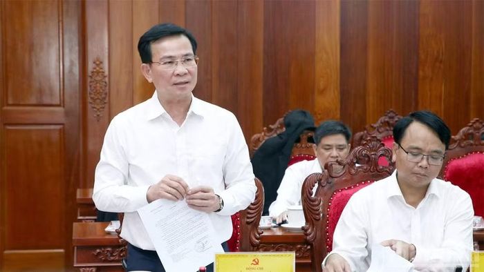 Đồng chí Hồ Văn Mười, Ủy viên Trung ương Đảng, Chủ tịch Ủy ban nhân dân tỉnh Lâm Đồng phát biểu tại hội nghị. (Ảnh: N.L)