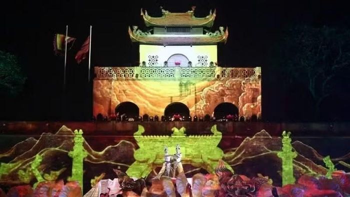 Công nghệ trình chiếu hiện đại biến di sản Hoàng thành Thăng Long thành sân khấu rực rỡ sắc màu. (Ảnh: NAM NGUYỄN)
