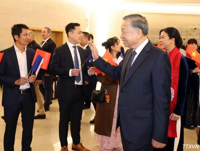  Cán bộ, nhân viên Đại sứ quán và cộng đồng người Việt Nam tại Pháp đón Tổng Bí thư, Chủ tịch nước Tô Lâm và Phu nhân. (Ảnh: Thống Nhất/TTXVN) 