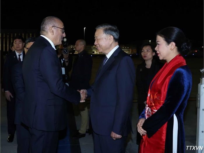 Quan chức Chính phủ Pháp đón Tổng Bí thư, Chủ tịch nước Tô Lâm và Phu nhân tại sân bay Orly, Paris. (Ảnh: Thống Nhất/TTXVN)