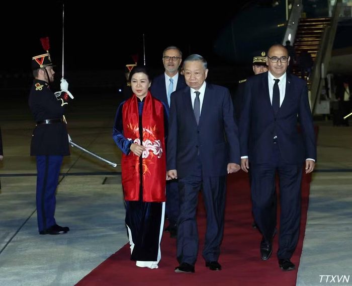 Lễ đón Tổng Bí thư, Chủ tịch nước Tô Lâm và Phu nhân tại sân bay Orly, Paris . (Ảnh: Thống Nhất/TTXVN)