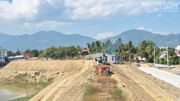 Hiện, phương án thi công có mặt bằng đến đâu, tập trung nhân lực, thiết bị thi công dứt điểm đến đó đang được triển khai, nhằm chủ động bảo vệ những hạng mục đã hoàn thành trước khi thời tiết diễn biến phức tạp. (Ảnh: NGUYỄN TRUNG)