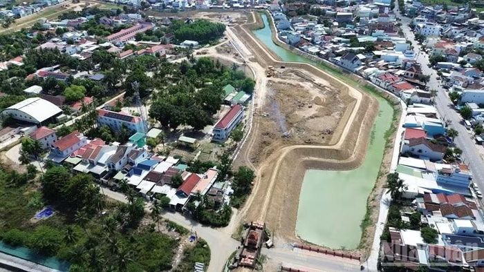 Tuyến thành đất mới đắp chưa được bảo vệ, gia cố chắc chắn, tiềm ẩn nguy cơ sạt lở cao khi mùa mưa bão và thiên tai diễn biến phức tạp. (Ảnh: NGUYỄN TRUNG)