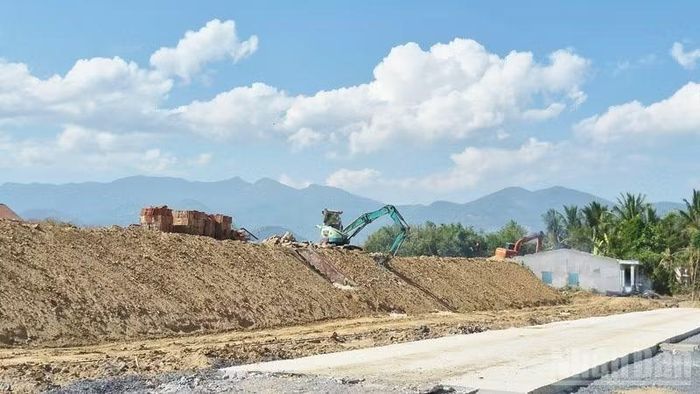 Những tuyến thành đất, mái ta-luy mới đắp cao đang trơ mình dưới trời, dễ bị hư hại khi xuất hiện thiên tai. (Ảnh: NGUYỄN TRUNG)