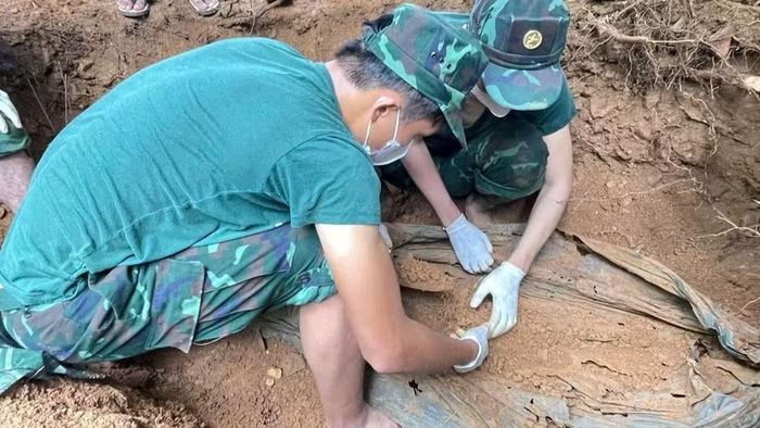 Hiện trường nơi tìm thấy 1 hài cốt nằm trong túi nilon đã phân hủy hoàn toàn. (Ảnh: QUANG CƯỜNG)