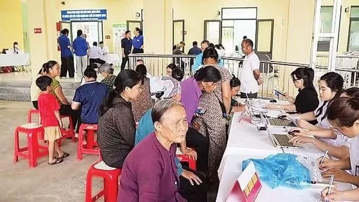 Trạm Y tế xã Thượng Quan phối hợp Bệnh viện đa khoa Bắc Kạn tổ chức khám sức khỏe miễn phí cho người dân trên địa bàn (Ảnh: THU HƯỜNG)