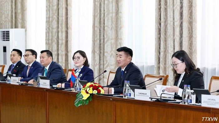 Chủ tịch Quốc hội Sandag Byambatsogt và thành viên Đoàn Mông Cổ tại cuộc hội đàm với Chủ tịch Quốc hội Trần Thanh Mẫn. (Ảnh: Doãn Tấn/TTXVN)