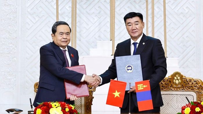 Chủ tịch Quốc hội Trần Thanh Mẫn và Chủ tịch Quốc hội Mông Cổ Sandag Byambatsogt ký kết Bản ghi nhớ hợp tác giữa Quốc hội Việt Nam và Quốc hội Mông Cổ. (Ảnh: Doãn Tấn/TTXVN)