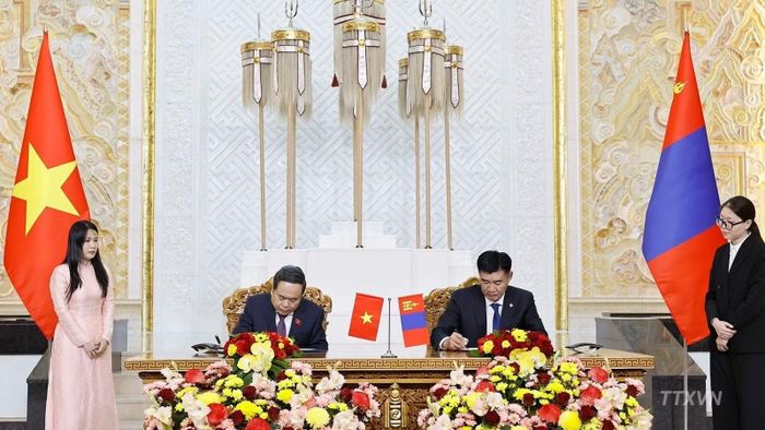 Chủ tịch Quốc hội Trần Thanh Mẫn và Chủ tịch Quốc hội Mông Cổ Sandag Byambatsogt ký kết Bản ghi nhớ hợp tác giữa Quốc hội Việt Nam và Quốc hội Mông Cổ. (Ảnh: Doãn Tấn/TTXVN)